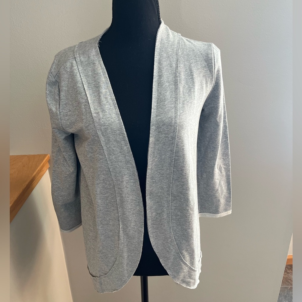 New O’nommo gray raw edge open 3/4 sleeve cardigan. Size small